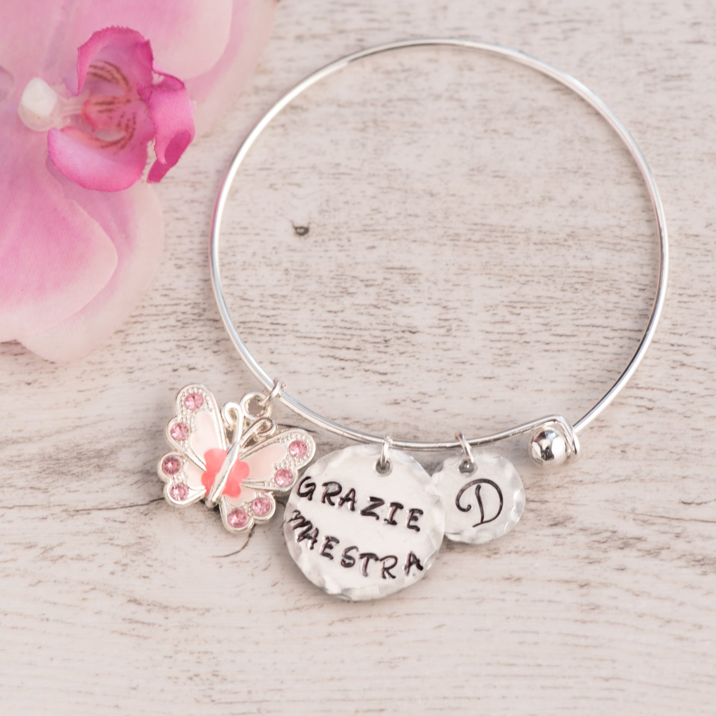 Bracciale maestra asilo con farfalla ed iniziale