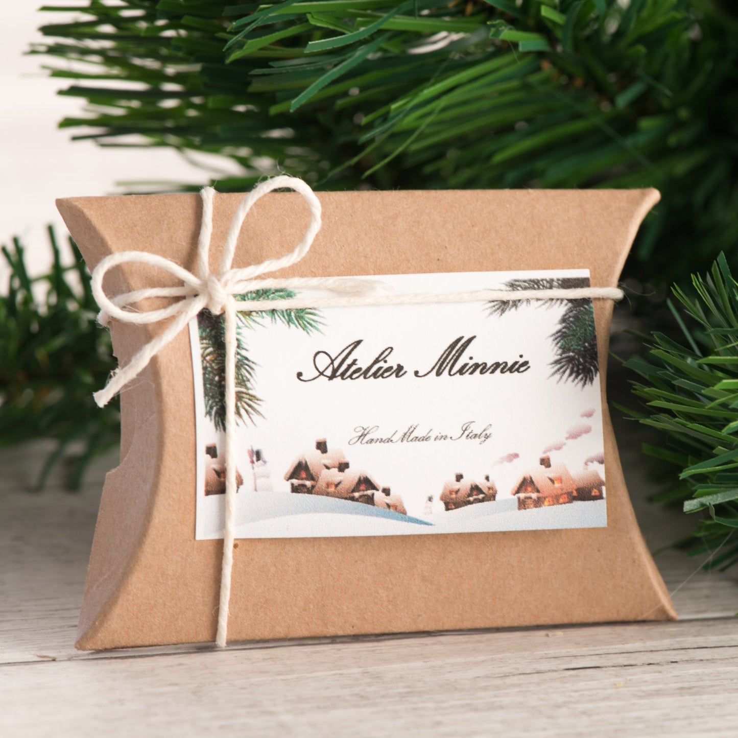 Questa decorazione albero di natale è carinissima da appendere e negli anni successivi vi ricorderà il vs. primo Natale nella nuova casa e poi finite le feste potrete metterla nel vostro portafoglio da portare sempre con voi !!