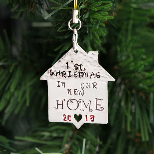 Questa decorazione albero di natale è carinissima da appendere e negli anni successivi vi ricorderà il vs. primo Natale nella nuova casa 