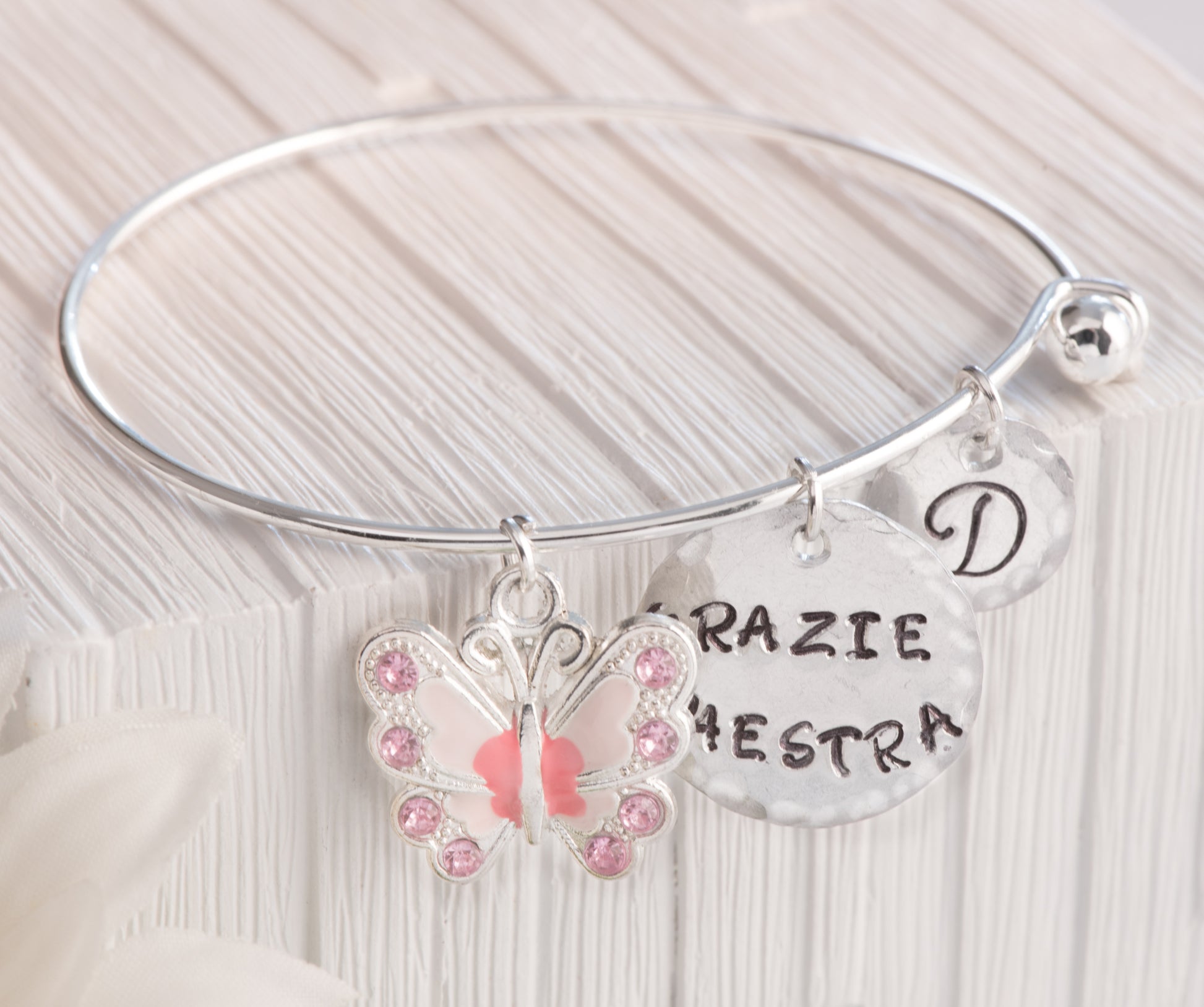 Bracciale maestra asilo con farfalla ed iniziale