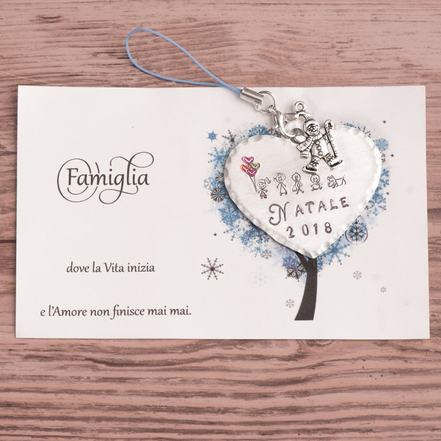 decorazione albero di natale è carinissima da appendere e negli anni successivi vi ricorderà il vs. primo Natale nella nuova casa e poi finite le feste potrete metterla nel vostro portafoglio da portare sempre con voi altimnti potrete usarlo come portachiavi!!