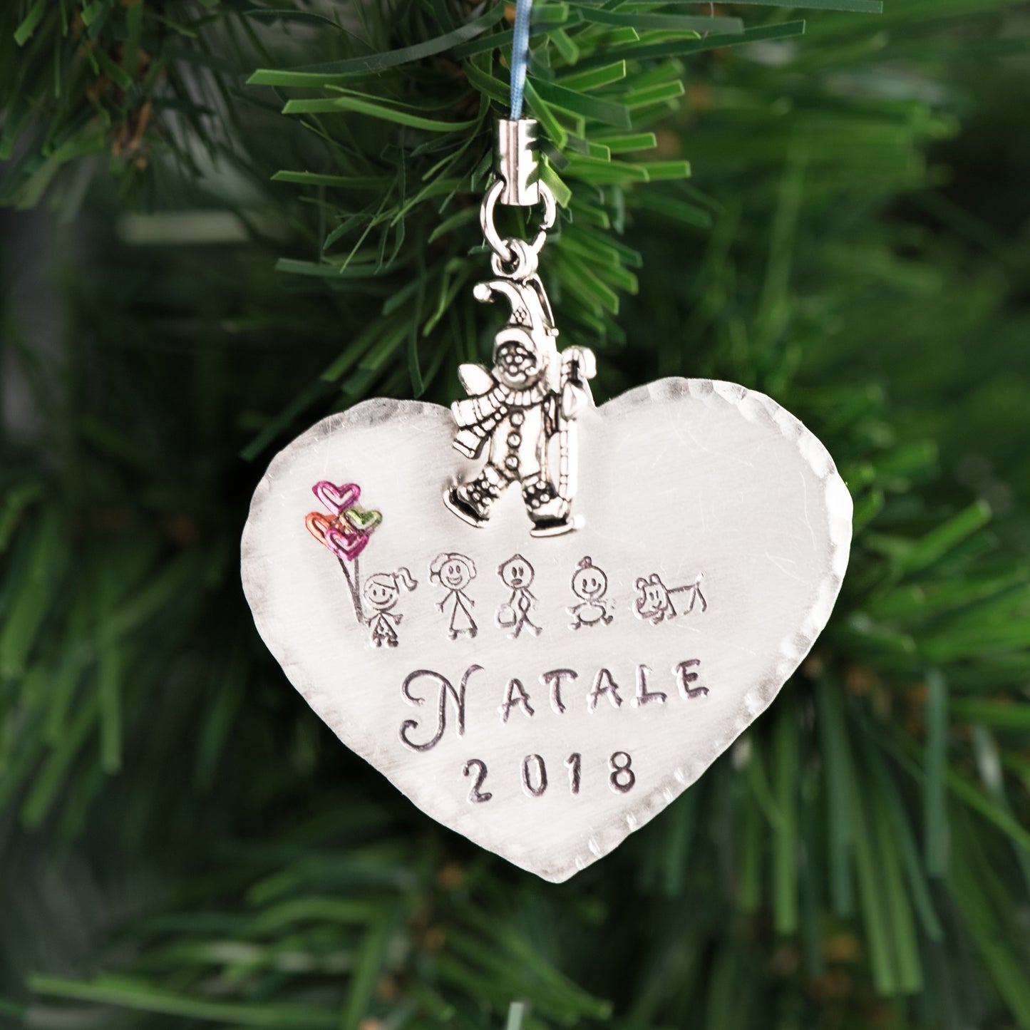 decorazione albero di natale è carinissima da appendere e negli anni successivi vi ricorderà il vs. primo Natale nella nuova casa e poi finite le feste potrete metterla nel vostro portafoglio da portare sempre con voi altimnti potrete usarlo come portachiavi!!