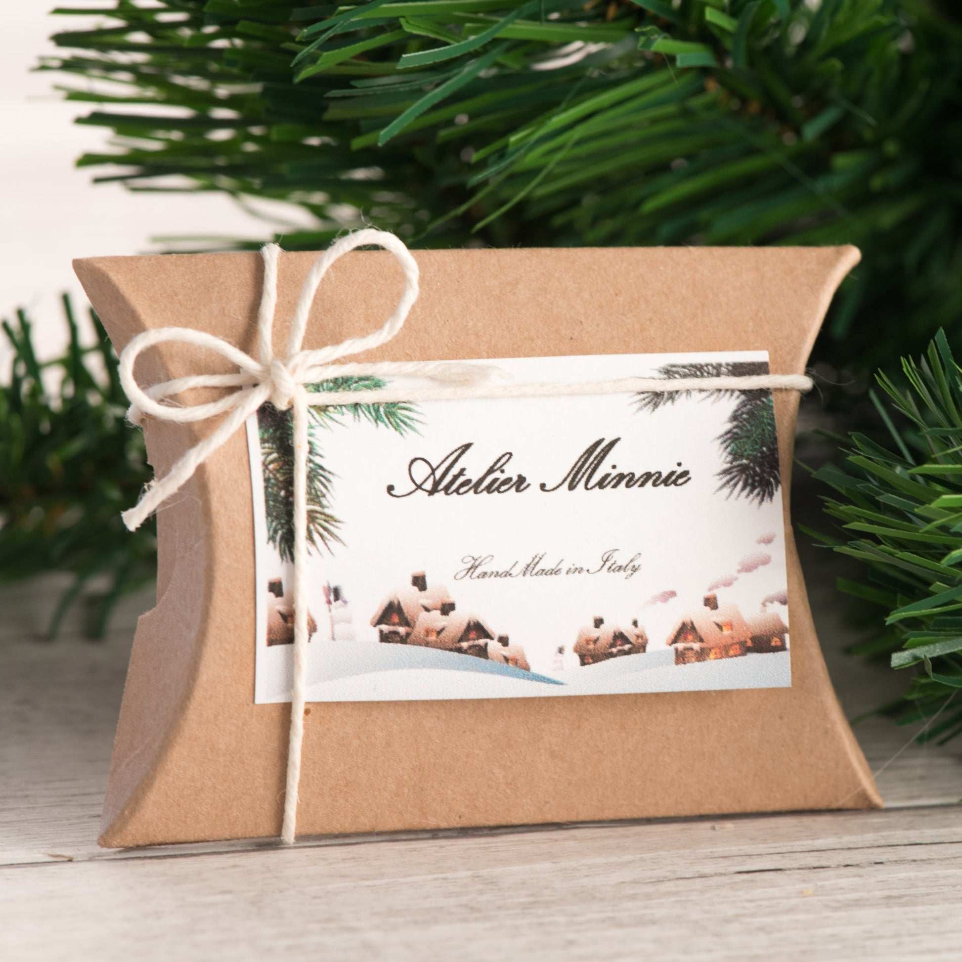 Questa decorazione albero di natale è carinissima da appendere e negli anni successivi vi ricorderà il vs. primo Natale nella nuova casa e poi finite le feste potrete metterla nel vostro portafoglio da portare sempre con voi !!